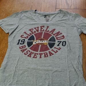 Women's M Cleveland Cavs shirt